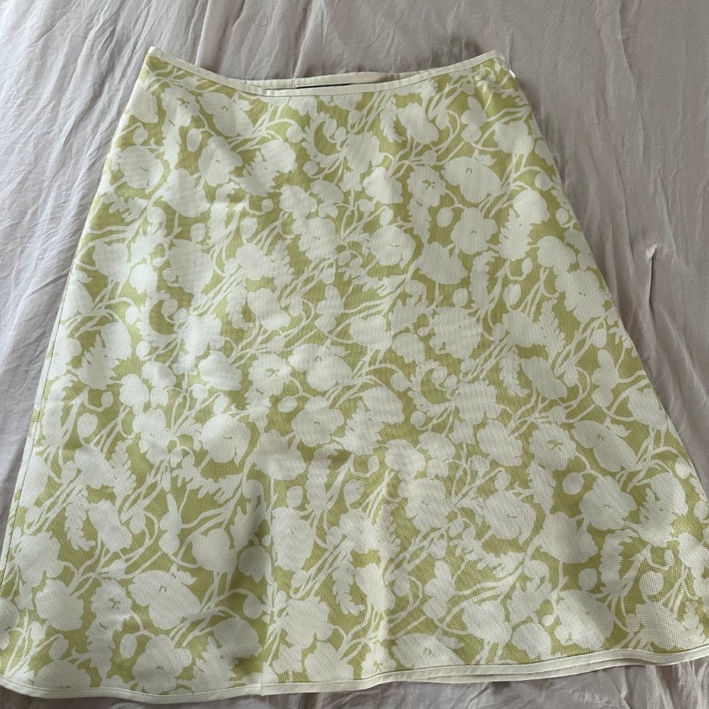 Ann Taylor Petite Pencil Skirt with white flowers on light green SIZE - PETITE 4